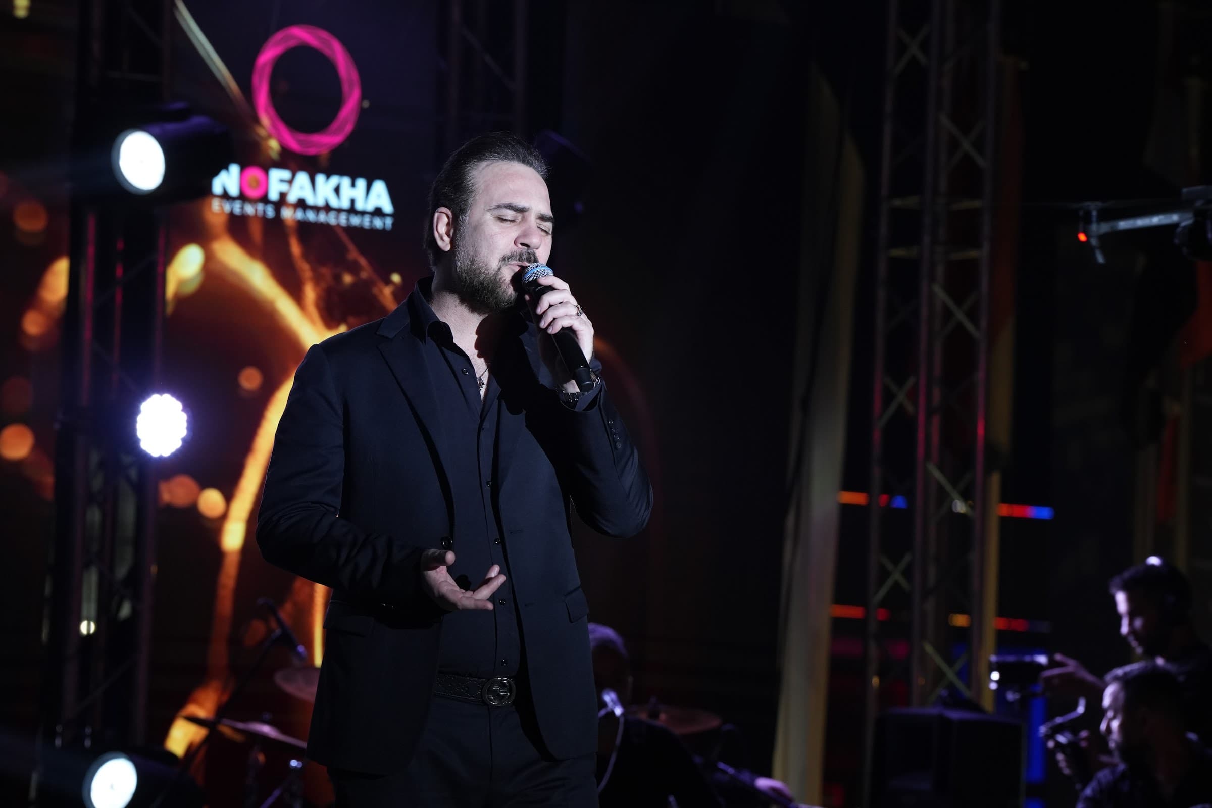 Wael Jassar performing on a Nofakha-built stage